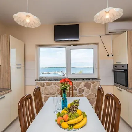 Moderne In Privlaka Mit Terrasse Und Garten *