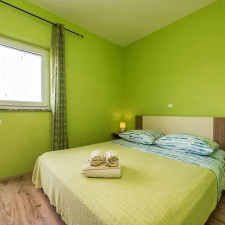 Moderne In Privlaka Mit Terrasse Und Garten *